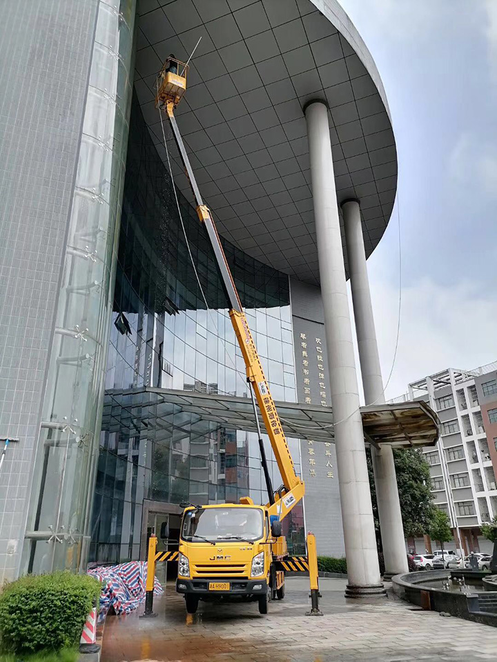 20米车载式高空车安装铝扣板